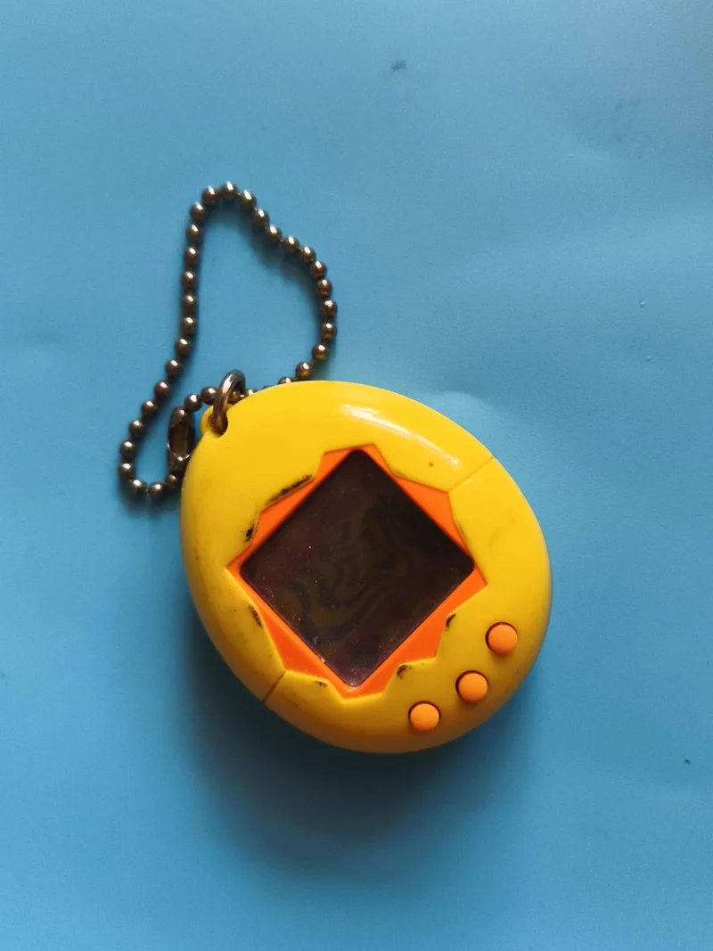 Jeu électronique Tamagotchi jaune orange porte-clés 3 boutons Tamagotchi like