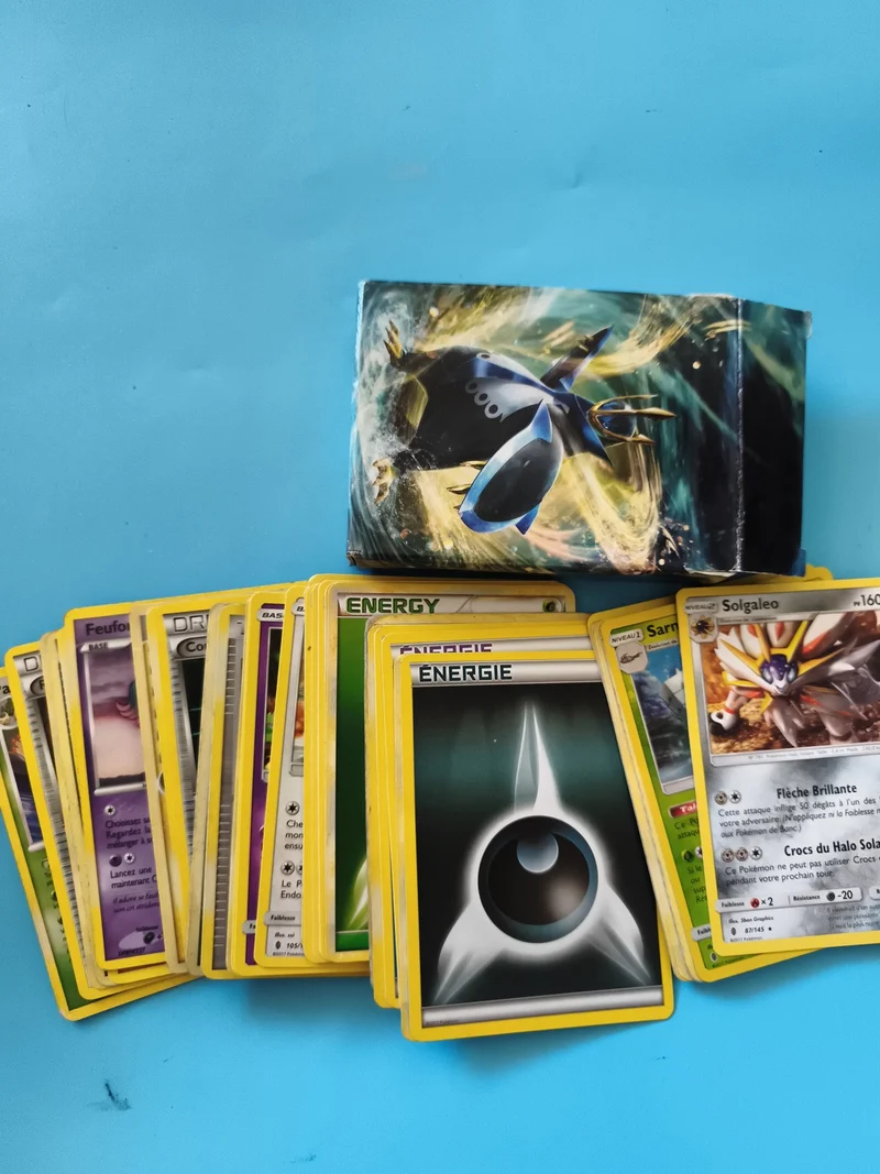 Cartes Pokémon lot mixtes avec boîte Kyogre, énergie, Pikachu, Solgaleo