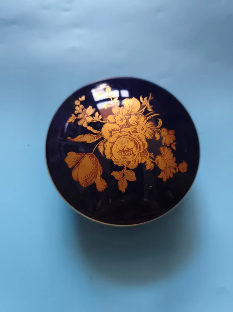 Boîte ronde décor floral doré couvercle bleu nuit, motif fleurs or, boîte à bijo