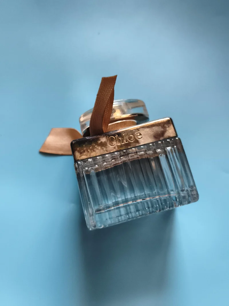 Flacon parfum Chloé verre nervuré ruban beige finition dorée