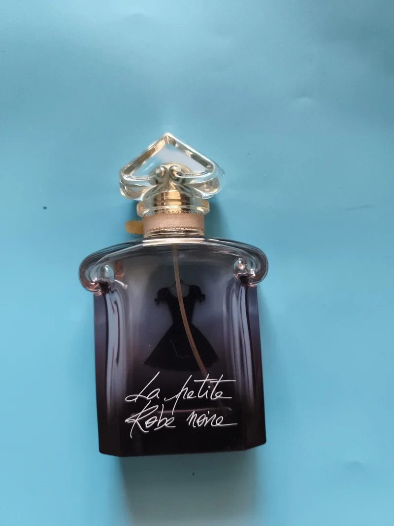 Parfum La Petite Robe Noire Guerlain flacon verre dégradé noir vaporisateur
