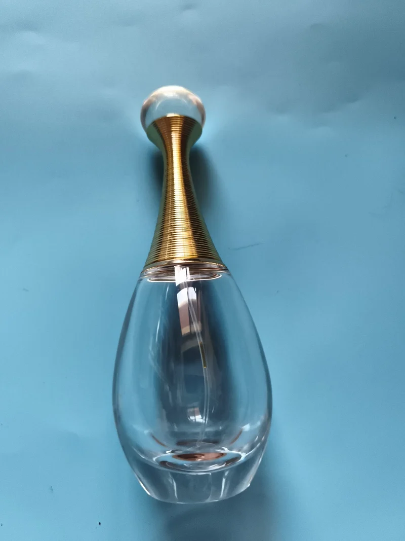 Flacon parfum transparent col doré design contemporain vaporisateur