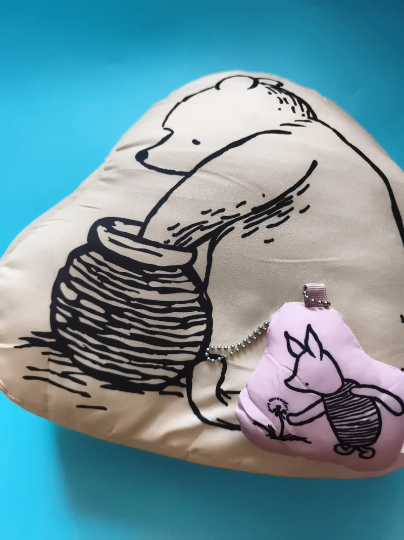 Coussin cœur Winnie l'ourson beige illustration, porte-clés Porcinet rose
