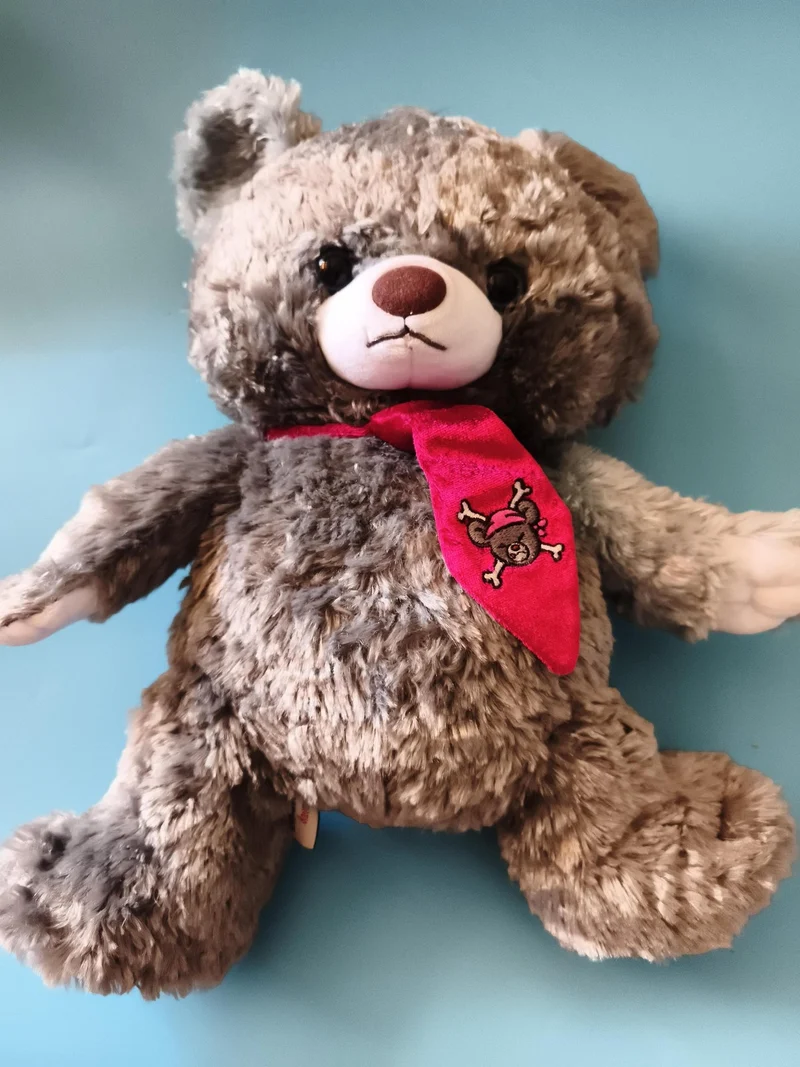 Peluche ours gris foulard rouge motif tête de mort doudou enfant