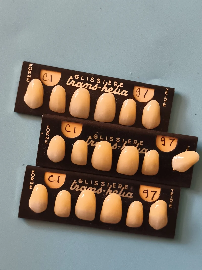 Dents artificielles Trans-Hélia glissière C1 97 lot vintage prothèse dentaire