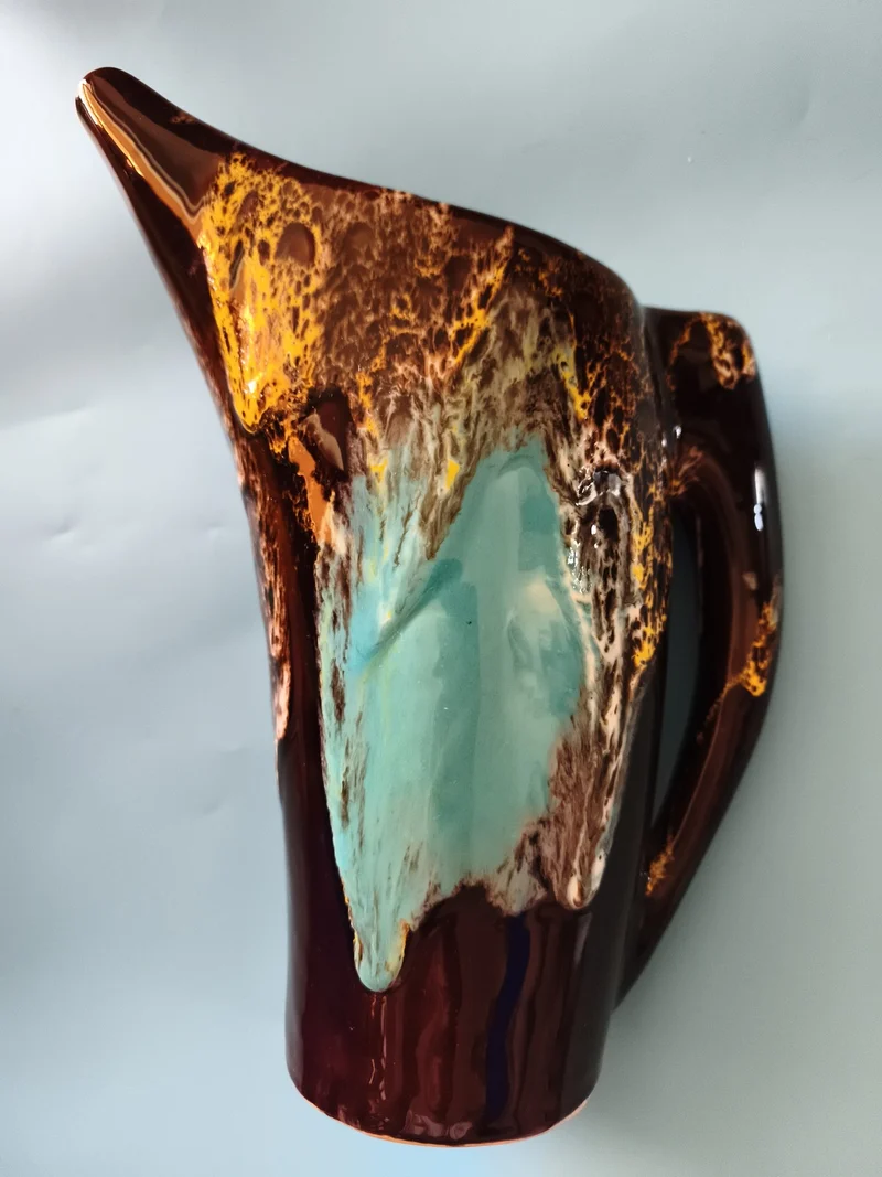Pichet Vallauris émaillé marron turquoise jaune, céramique décor abstrait