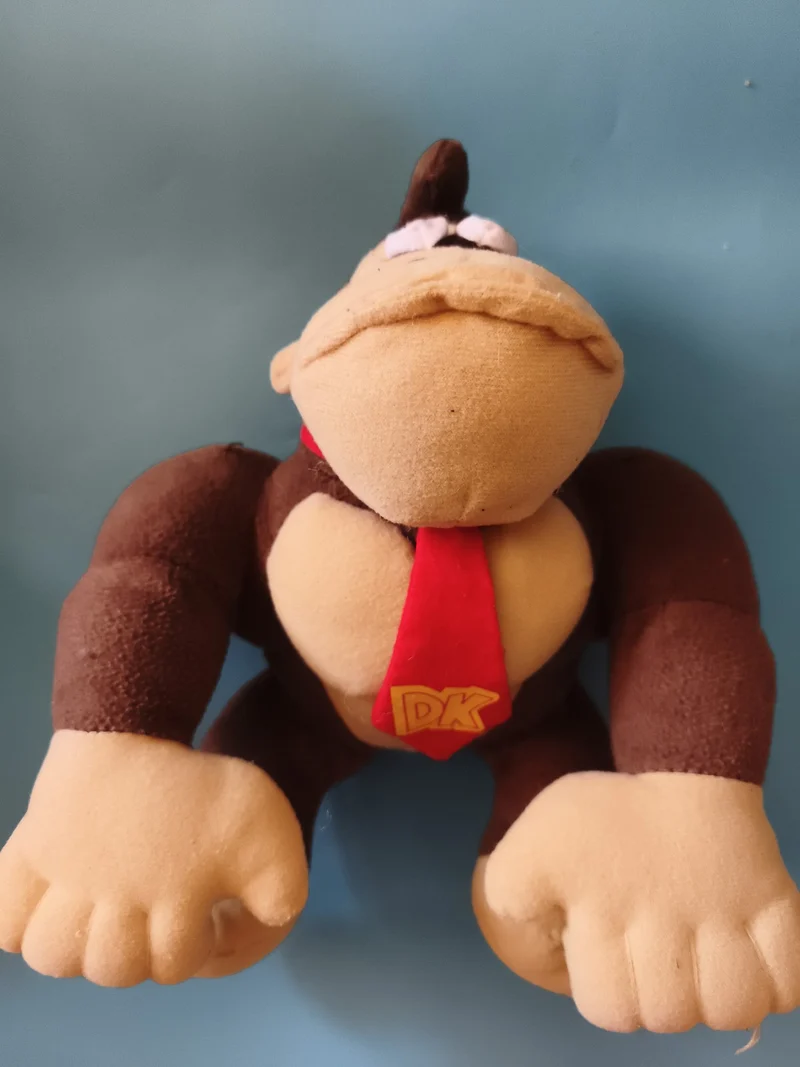 Peluche Donkey Kong marron beige cravate rouge DK Nintendo jeu vidéo