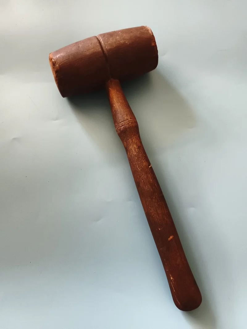 Maillet ancien bois massif, outil vintage, marteau menuisier, déco atelier