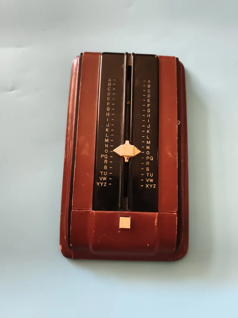 Ancien répertoire téléphonique rotatif marron vintage, index alphabétique rétro