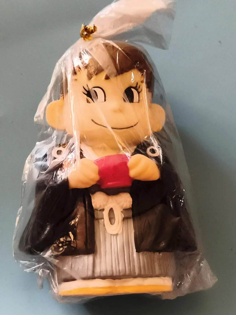 Figurine Peko Chan kimono noir, mascotte japonaise, main rouge