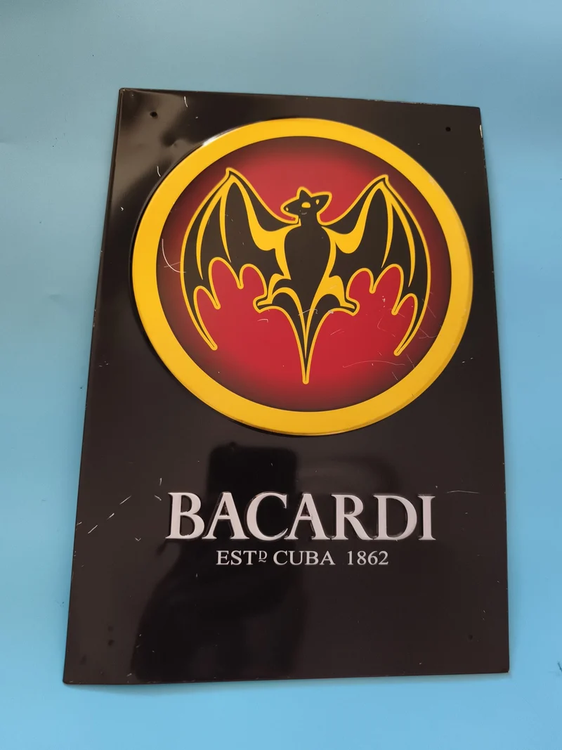Plaque publicitaire Bacardi métal noir logo chauve-souris bar pub déco