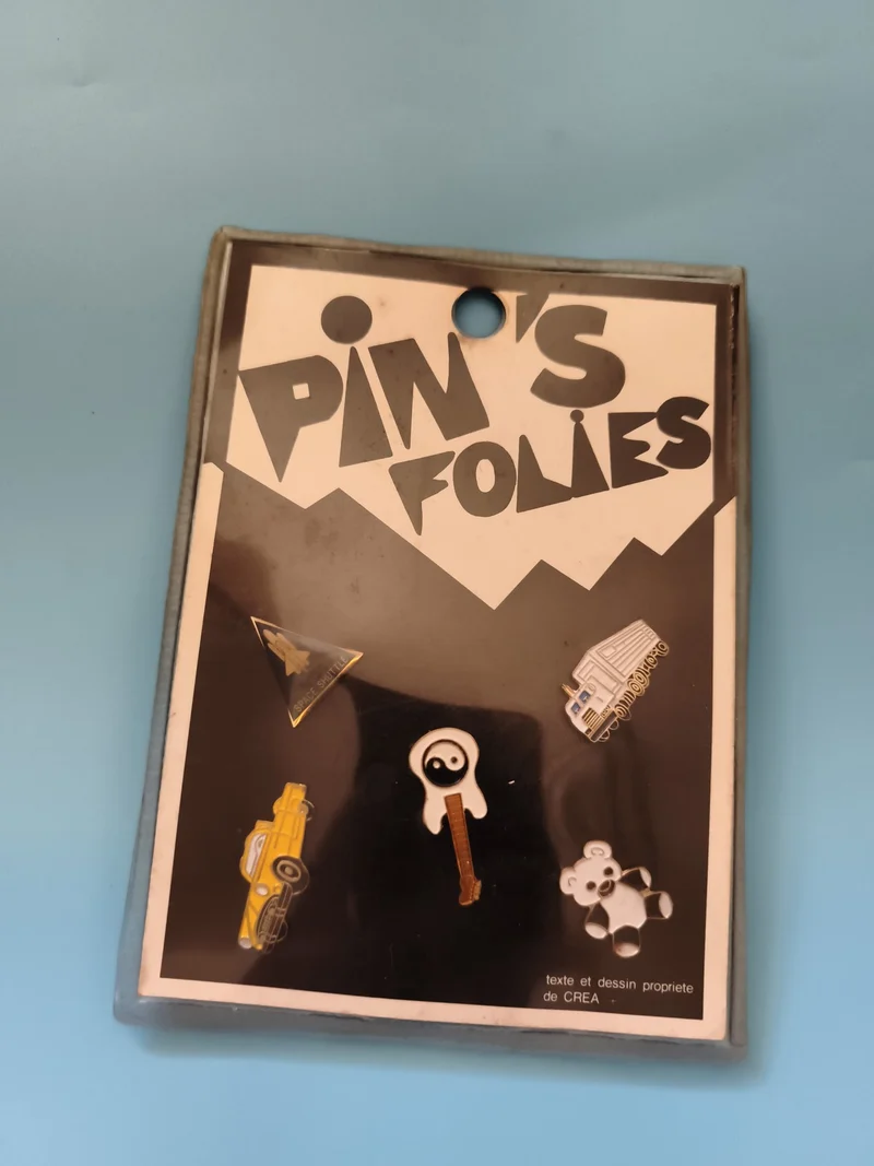 Lot pin's Pin's Folies CREA motifs fantaisie badge métal émaillé