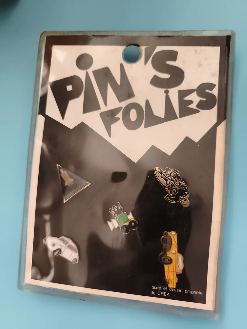 Lot de 5 pin's Pin's Folies thème voiture insecte fusée CREA