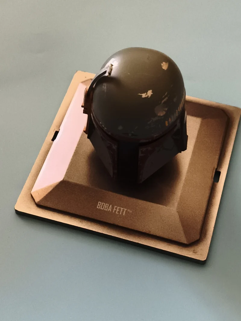 Casque Boba Fett Star Wars miniature décorative sur socle, finition patinée