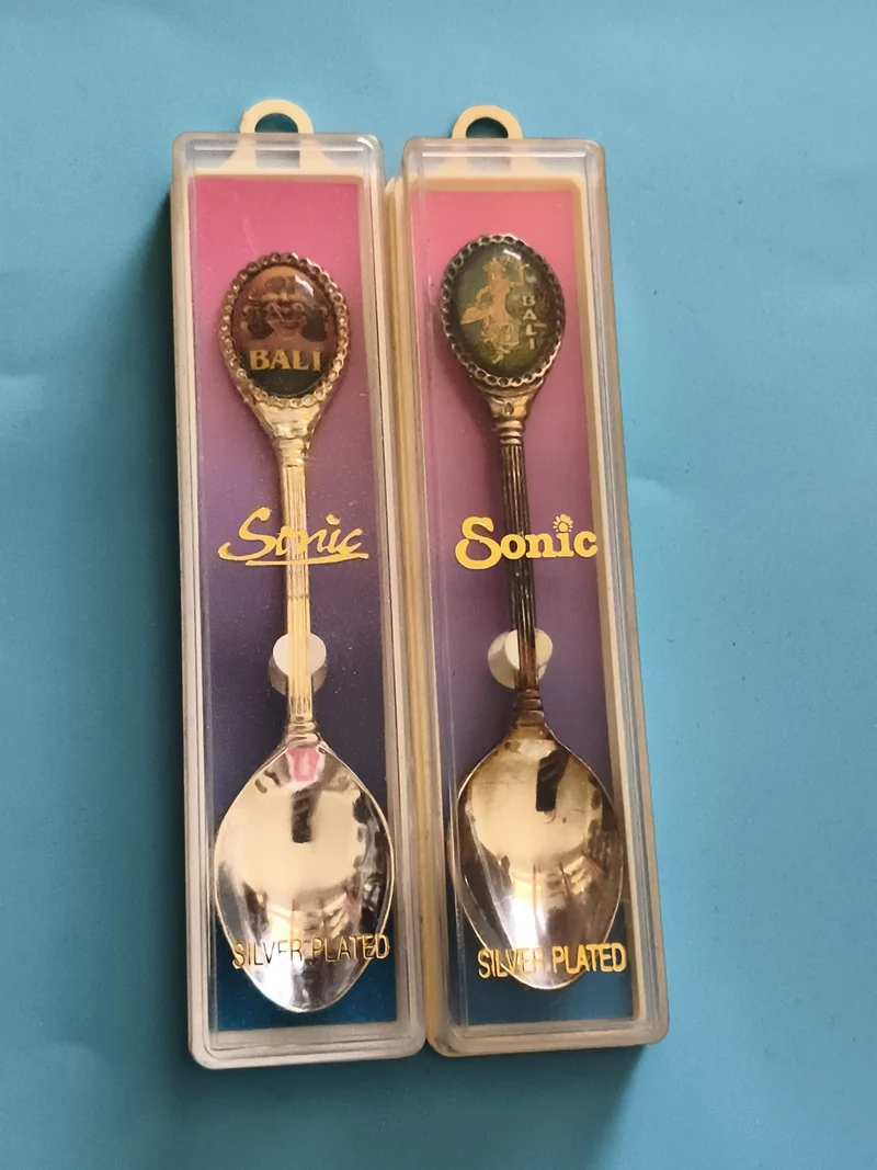 Lot 2 cuillères Sonic Bali décoratives silver plated, souvenir Indonésie