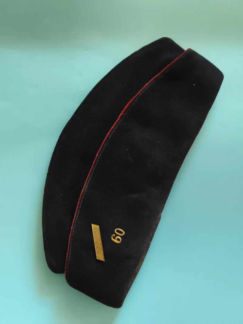 Calot militaire ancien noir liseré rouge insigne doré 60 vintage armée
