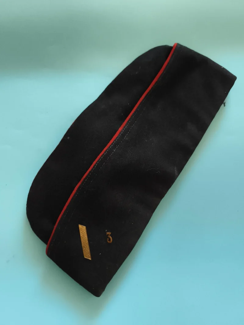 Calot militaire ancien noir liseré rouge insigne doré grade 3 vintage