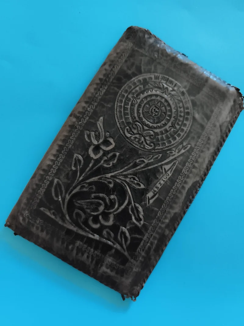 Porte-feuille ancien cuir noir motif floral gravé Mexique vintage rétro