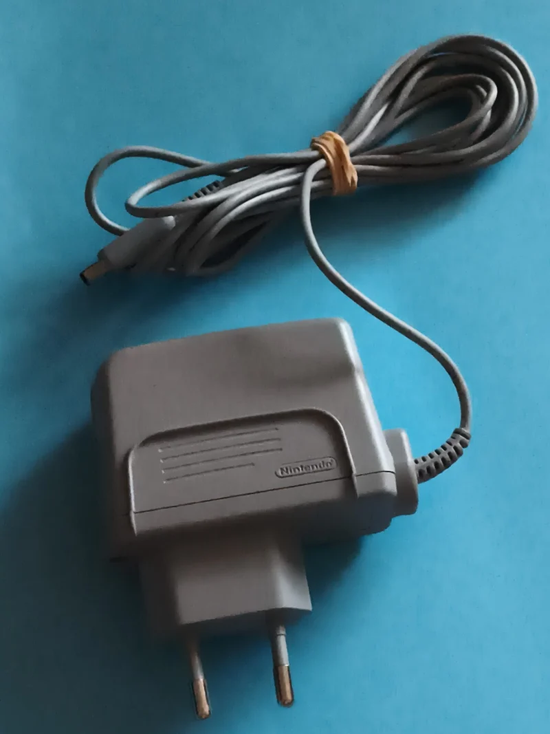 Chargeur secteur gris Nintendo, alimentation console portable, prise européenne