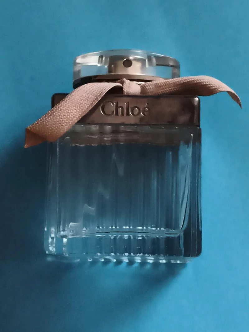 Flacon parfum Chloé ancien, verre nervuré, ruban beige, vaporisateur