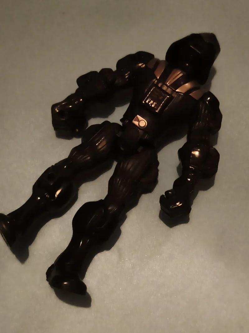 Figurine Star Wars noire articulée style Darth Vader robot