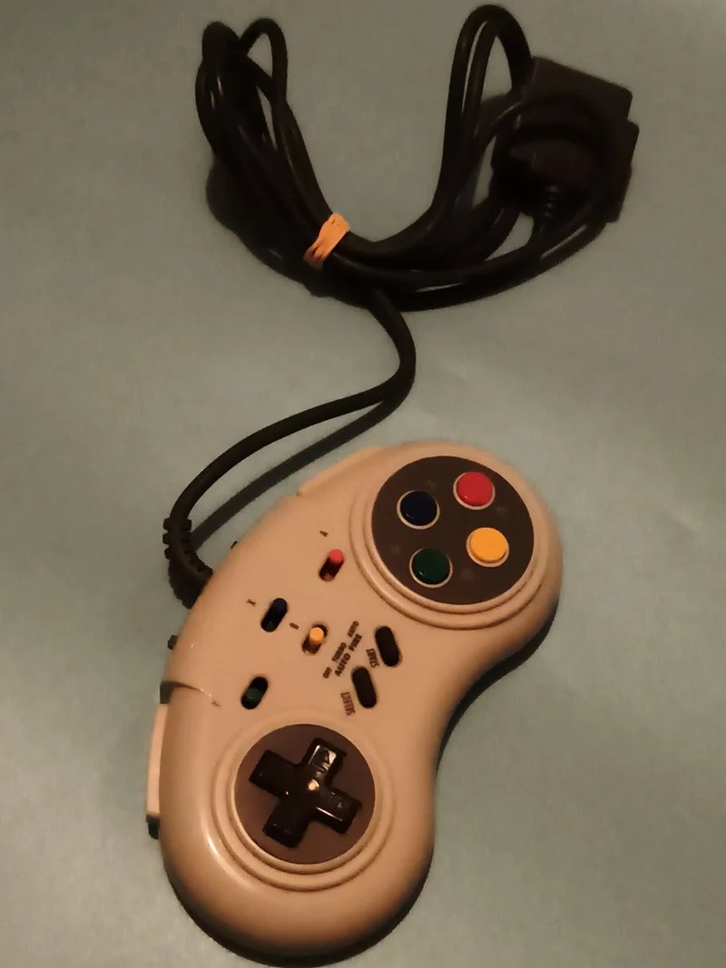 Manette filaire Générique grise boutons multicolores rétro gaming console