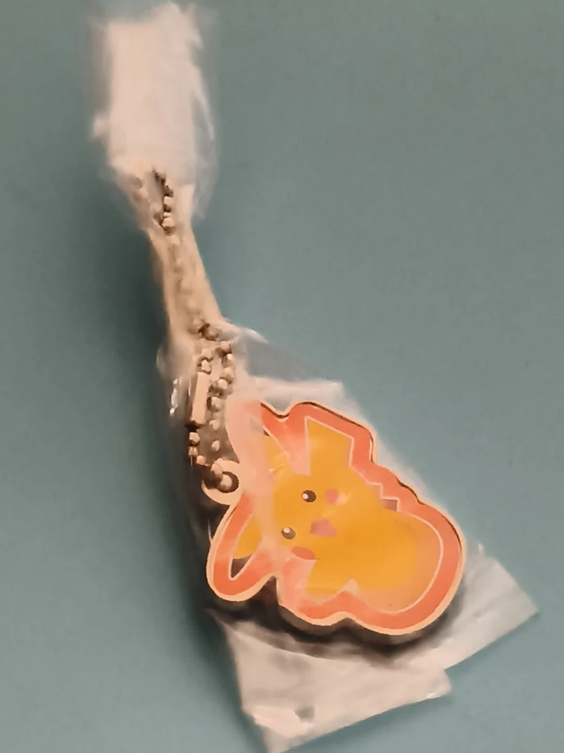 Porte-clés Pokémon Pikachu jaune contour orange figurine émail