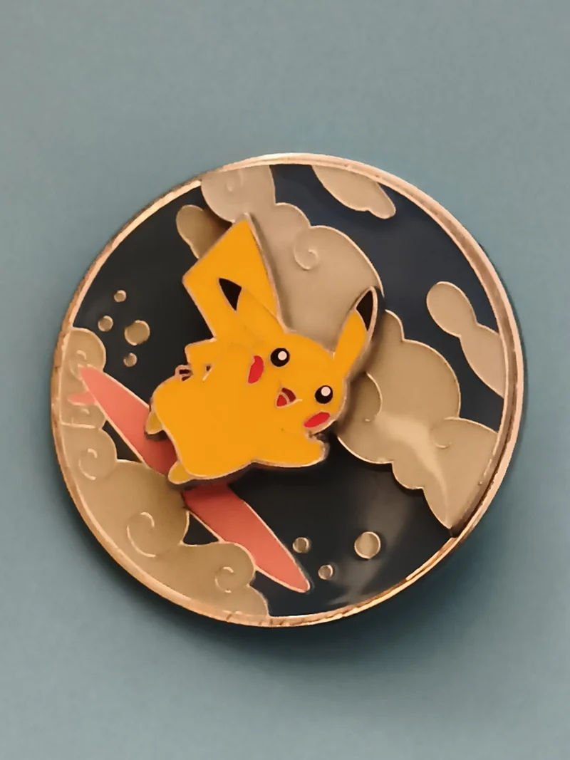 Pin's Pokémon Pikachu surfeur nuages fond noir badge émail