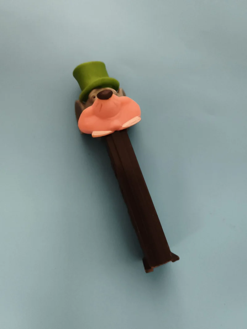 Distributeur Pez personnage chapeau vert marron brun tête cartoon