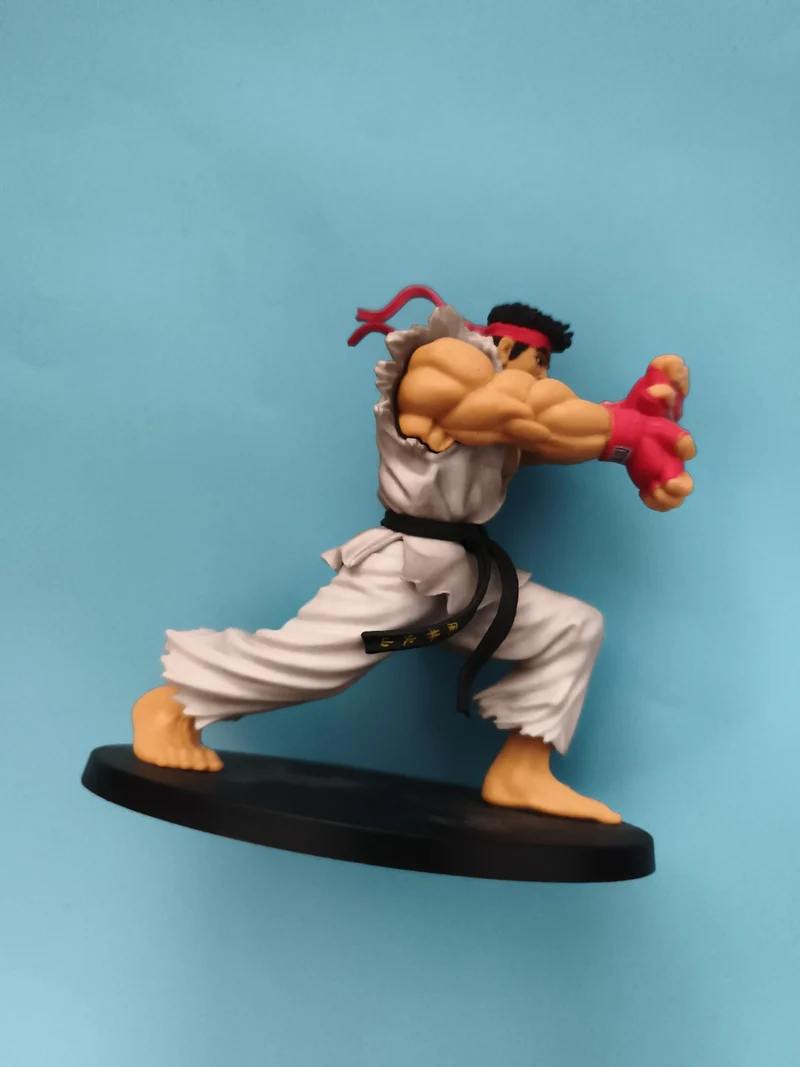 Figurine Street Fighter Ryu posture combat socle noir, déco gaming