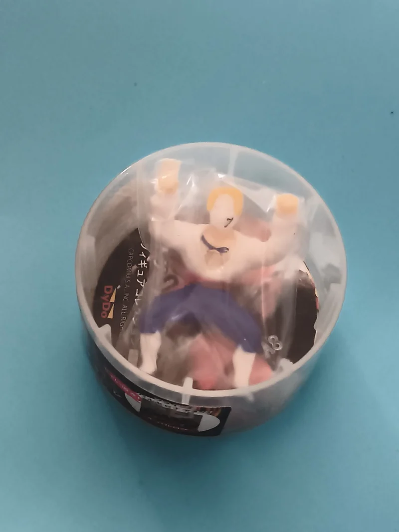 Figurine Street Fighter capsule gashapon personnage blond bras levés