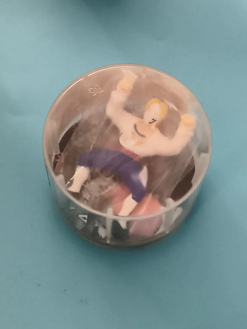 Figurine Street Fighter capsule gashapon personnage blond tenue blanche violet