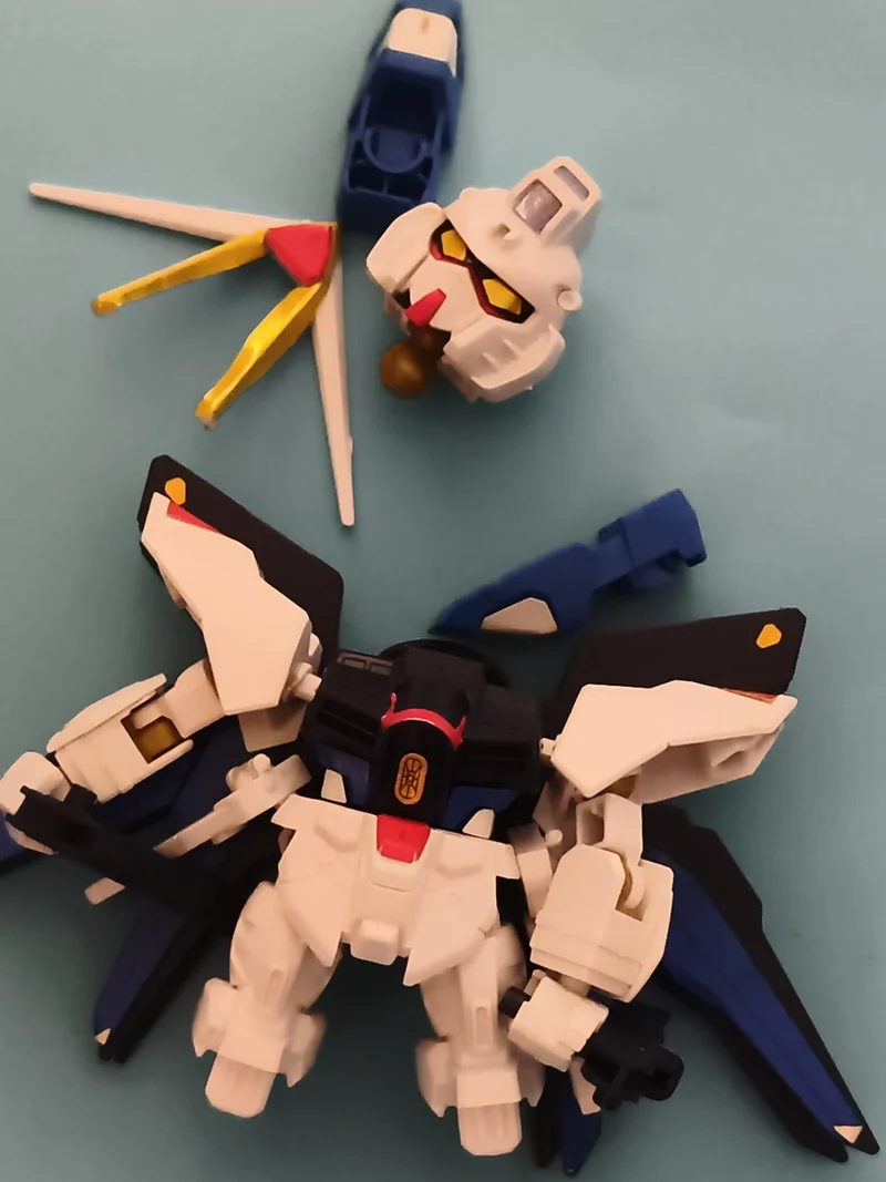 Figurine robot Gundam articulée, pièces détachées multicolores, tête et accessoi