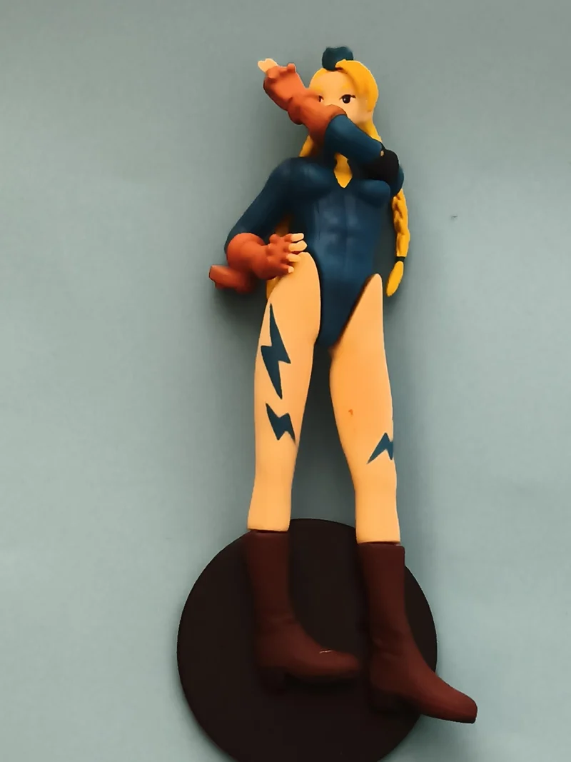 Figurine Cammy Street Fighter déco bleue bottes brunes personnage jeu vidéo