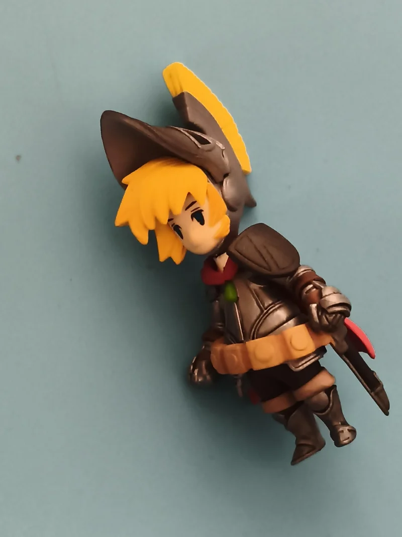 Figurine Final Fantasy III guerrier chibi armure grise casque crête jaune