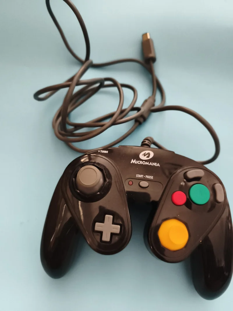 Manette filaire Micromania noire boutons colorés USB Turbo
