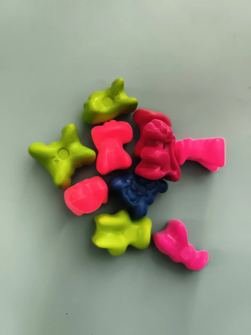 Lot de 8 toupies Jojo’s plastique fluo formes variées rose vert bleu