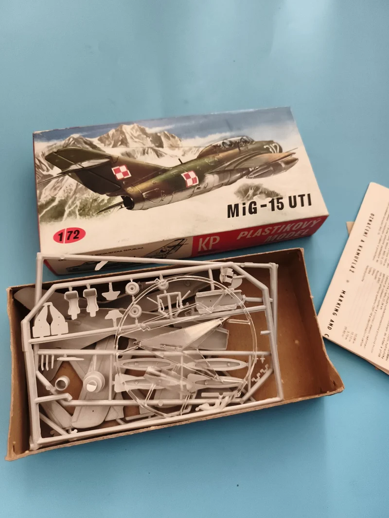 Maquette avion MiG-15 UTI 1/72 KP plastique modèle kit déco Pologne