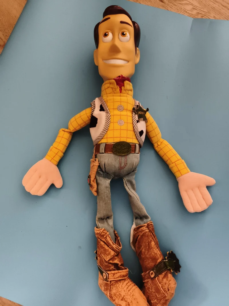 Peluche Woody Toy Story Disney, visage plastique, chemise jaune, très grande