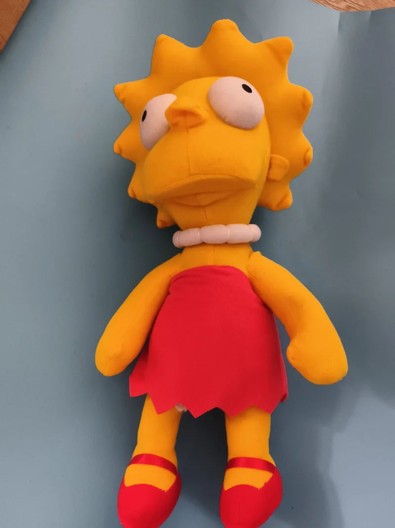 Peluche Lisa Simpson jaune rouge The Simpsons doudou dessin animé