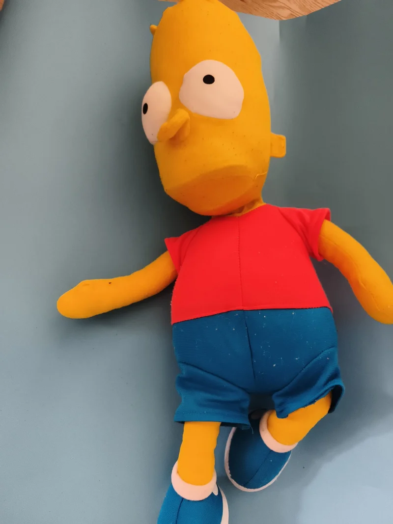 Peluche Bart Simpson tissu jaune rouge bleu The Simpsons