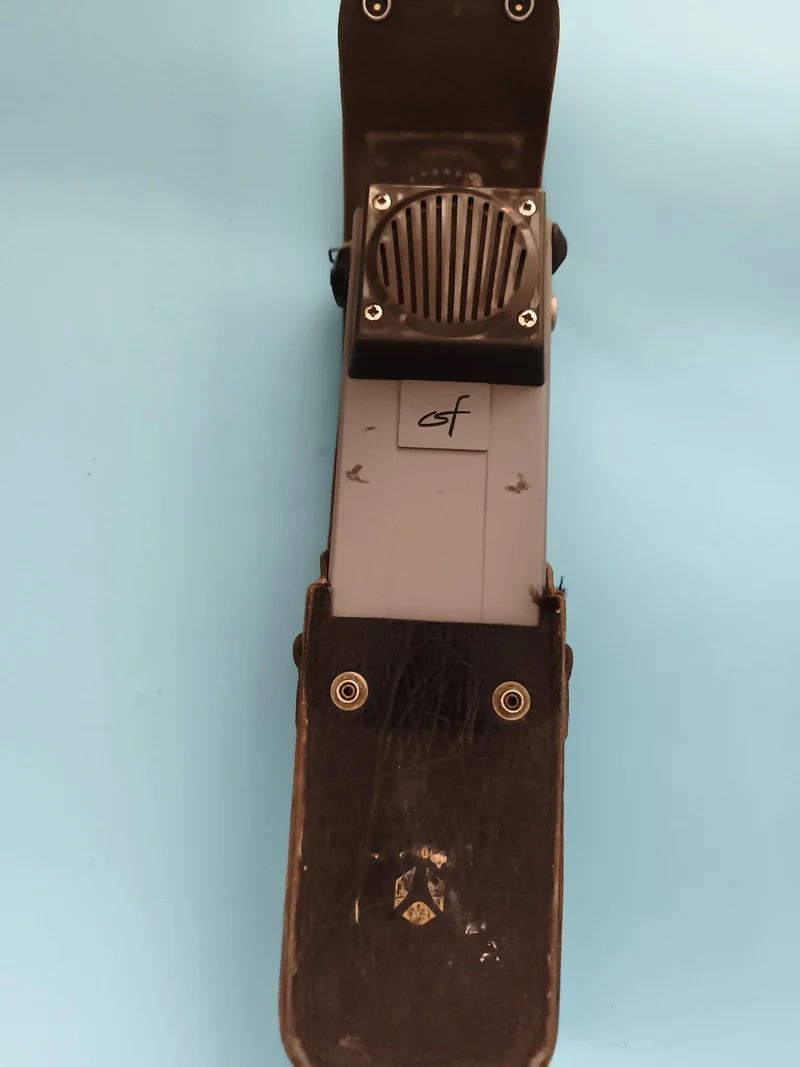 Microphone vintage CF avec étui ancien, haut-parleur intégré, années 60