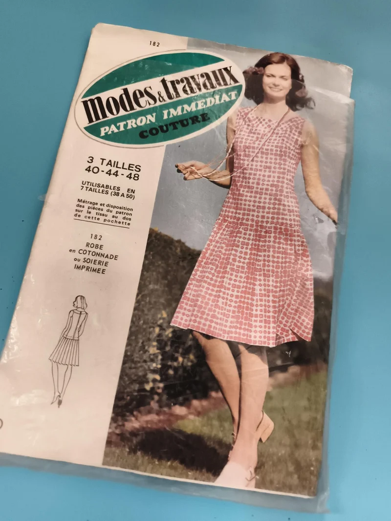 Patron couture Modes & Travaux robe vintage années 60 3 tailles 40 44 48