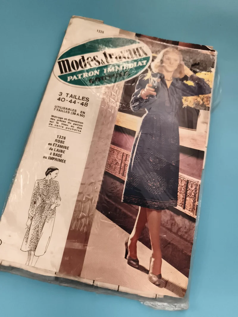 Patron couture Modes & Travaux robe vintage 1326 années 70 3 tailles 40 44 48
