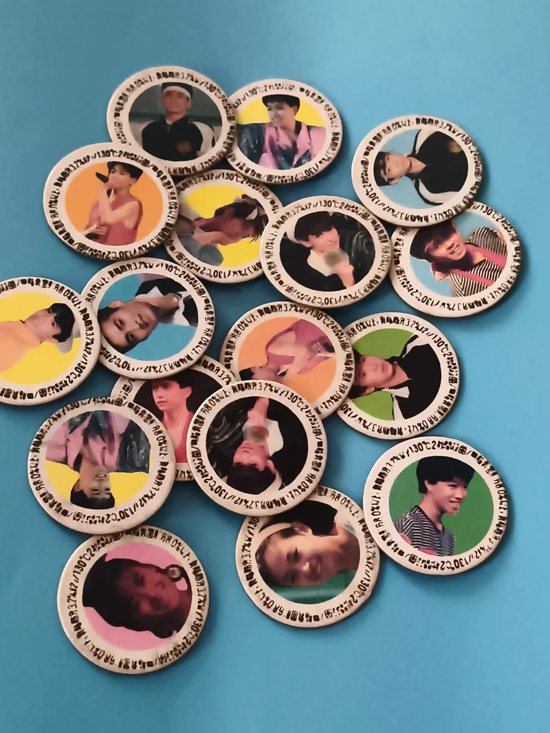 Lot vintage Menko Pogs Japon années 90, portraits pop, jeu rond