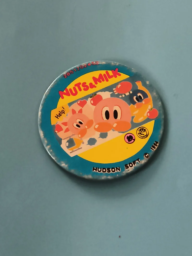 Menko vintage Nuts & Milk Hudson Soft badge rond Japon jeux vidéo rétro