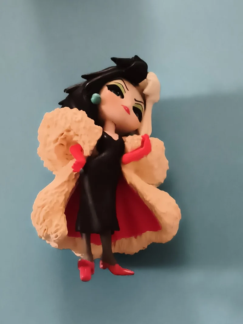 Figurine Disney Cruella d'Enfer manteau bicolore noir rouge