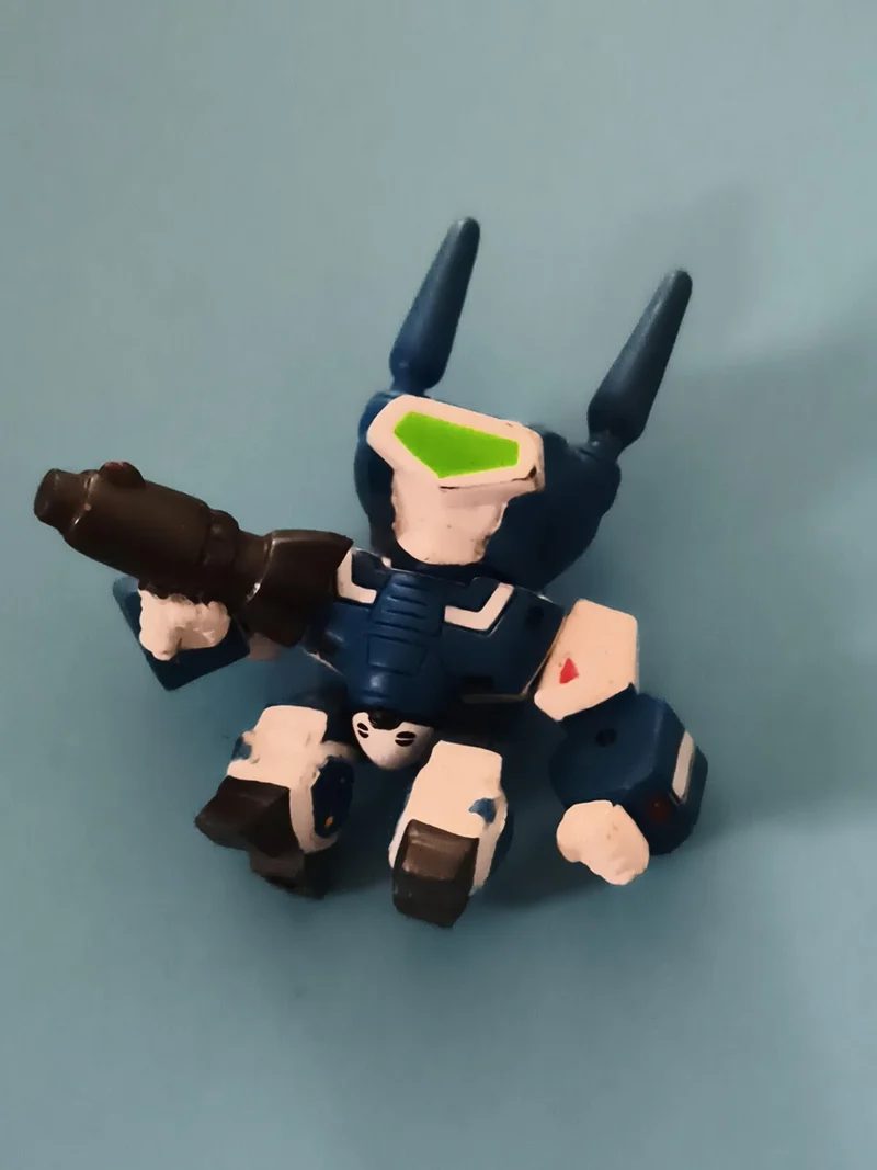 Figurine robot Gundam SD bleu blanc casque cornes arme main