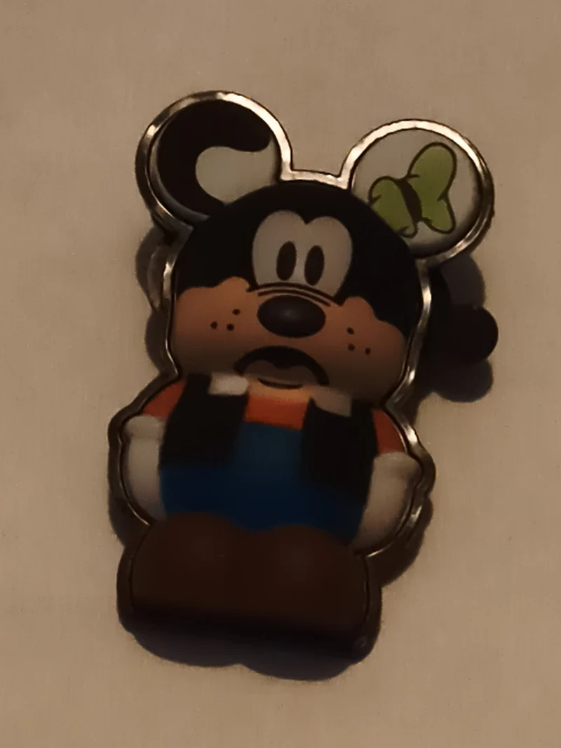 Pin's Disney Tokyo Goofy émaillé noir bleu orange vert badge