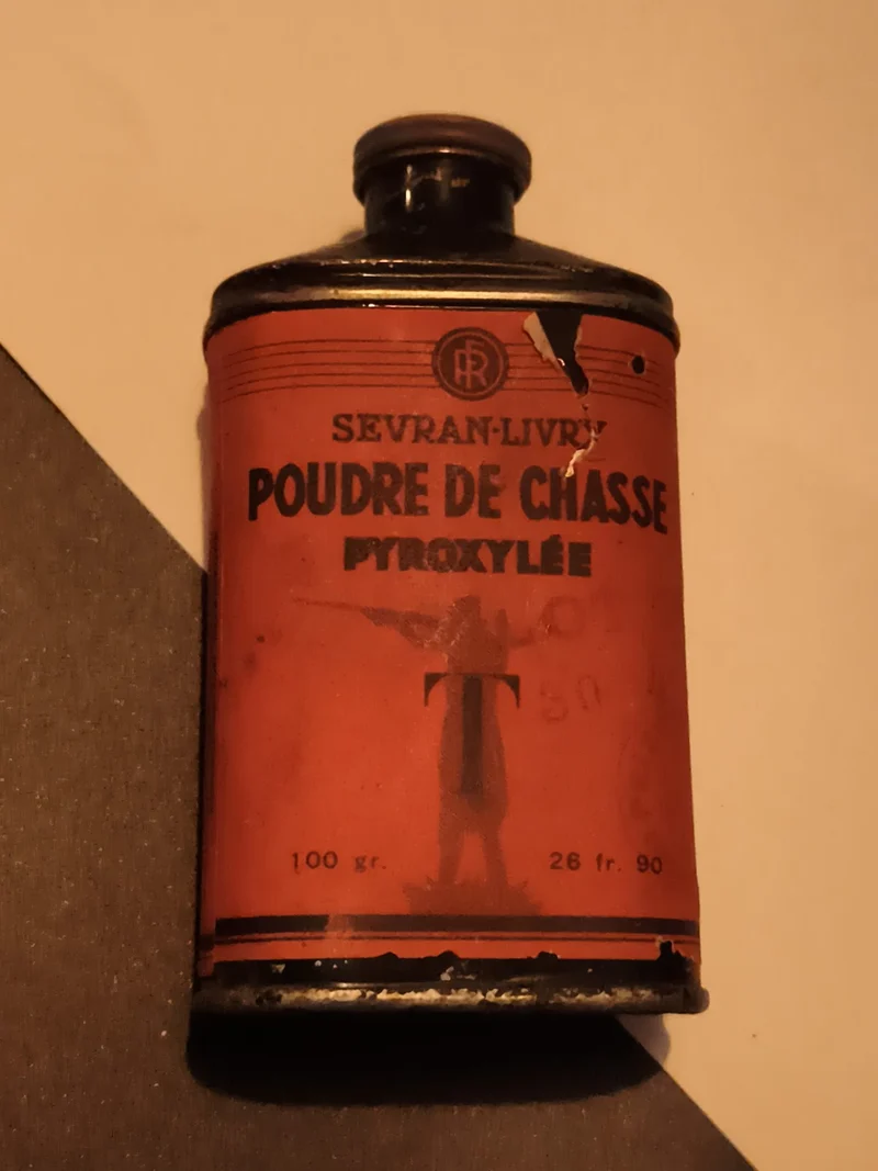 Boîte métal SEVRAN-LIVRY poudre de chasse pyroxylée vintage rouge